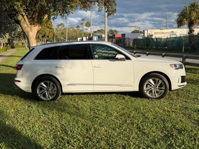 White Audi Q7, side profile